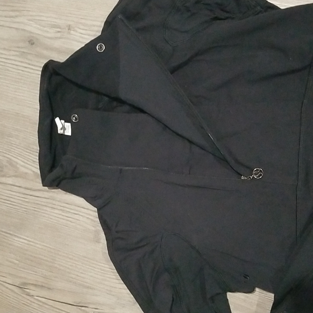 Lululemon size 4 EUC black pullover with snap neck